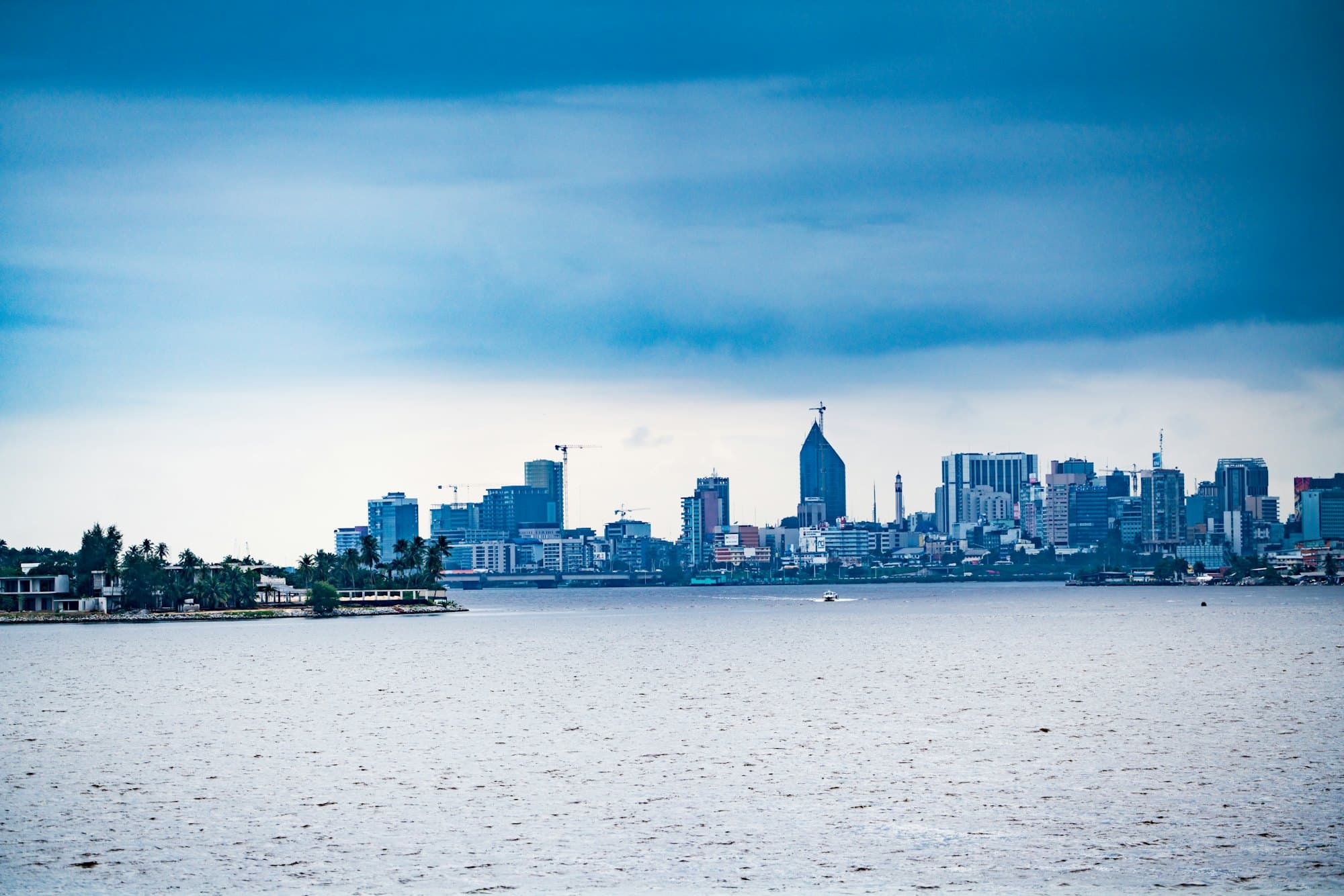 Vue du Plateau d'Abidjan depuis la lagune Ébrié